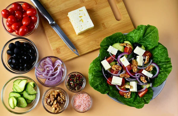 Prato Com Salada Grega Pronta Lado Todos Ingredientes Para Sua — Fotografia de Stock