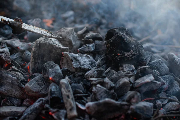 Photo Dark Key Burnt Smoldering Charcoal Last Sparks Fire Smoke — Stock Photo, Image