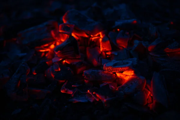 火堆中燃烧的炭块 — 图库照片