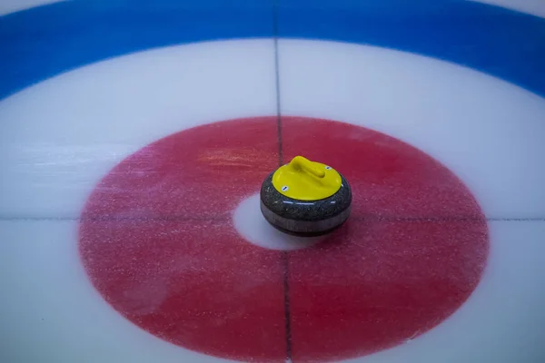 Zbliżenie Żółte Obsługiwane Curling Kamień Siedzi Lodzie Środku Domu — Zdjęcie stockowe