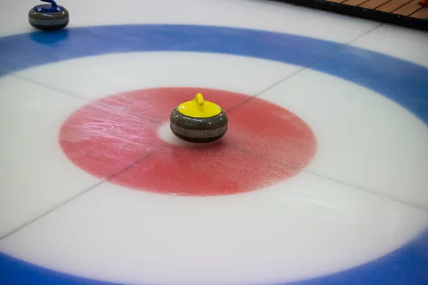 Zbliżenie Żółte Obsługiwane Curling Kamień Siedzi Lodzie Środku Domu — Zdjęcie stockowe