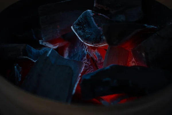 火堆中燃烧的炭块 — 图库照片