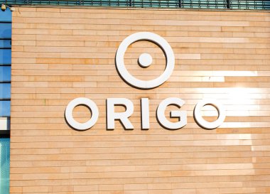 Riga, Letonya - 29 Mart 2022: Alışveriş merkezindeki yazı - Riga 'daki tren istasyonu - Origo.