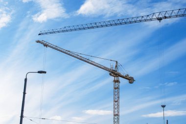 Riga, Letonya - 29 Mart 2022: Riga 'nın merkezinde iki mavi ve sarı vinç.
