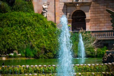 İspanya, Barselona - 30 Mayıs 2022: Fountain Grand Cascade 'in yakın çekim bölümü. İki katlı, klasik tarzda anıtsal bir çeşme. Ortasında bir kemer ve Venüs heykeli var. Ciutadella Parkı 'nda..