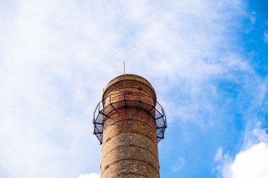 Sloka, Jurmala, Letonya 'da bulutları olan eski bir su kulesinin tepesinde.