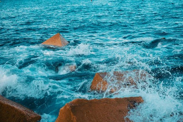 Víz Közelsége Baleár Tenger Hullámtörői Ellen Fröccsen Kilátás Mólóról Tengerparton — Stock Fotó