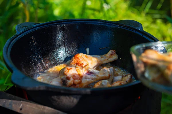 Fresh Juicy Chicken Legs Fried Onions Cast Iron Cauldron Vegetable — Foto Stock