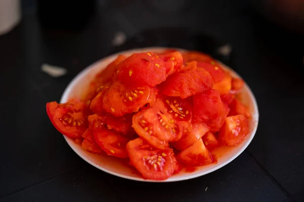 Red Tomatoes Cut Small Pieces Lie White Plate Black Plastic — Foto de Stock
