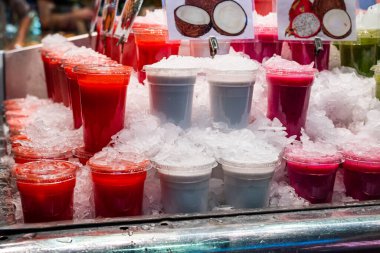 İspanya, Barselona - 26 Mayıs 2022: Barcelona 'daki Boqueria Market' te taze meyve suyu ve meyve püresi.