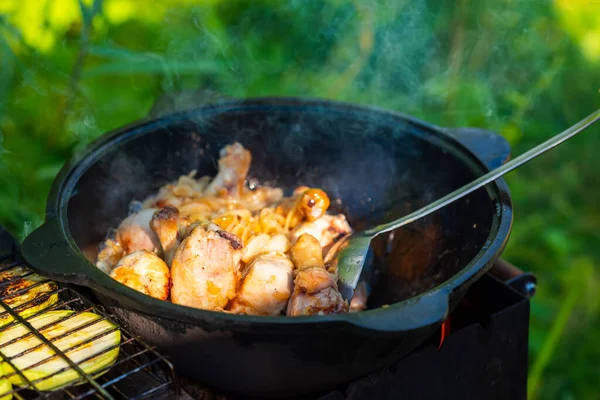 Fresh Juicy Chicken Legs Fried Onions Cast Iron Cauldron Vegetable — 스톡 사진