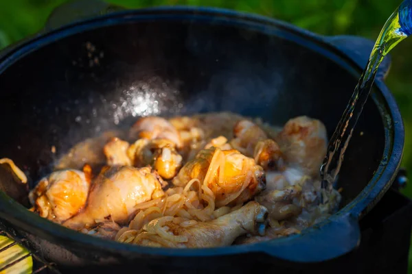 Fresh Juicy Chicken Legs Fried Onions Cast Iron Cauldron Vegetable — Stockfoto