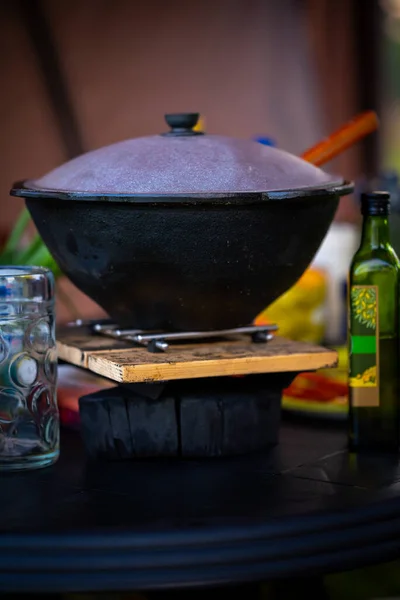 Plastic Table Hot Cast Iron Cauldron Freshly Cooked Food Nature — Stockfoto