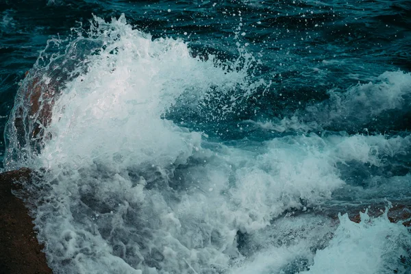 Víz Közelsége Baleár Tenger Hullámtörői Ellen Fröccsen Kilátás Mólóról Tengerparton — Stock Fotó