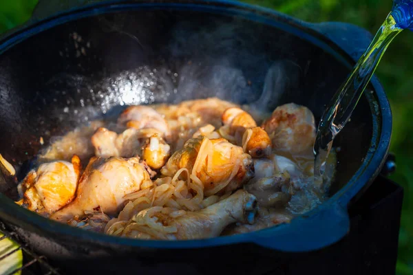 Fresh Juicy Chicken Legs Fried Onions Cast Iron Cauldron Vegetable — Foto Stock
