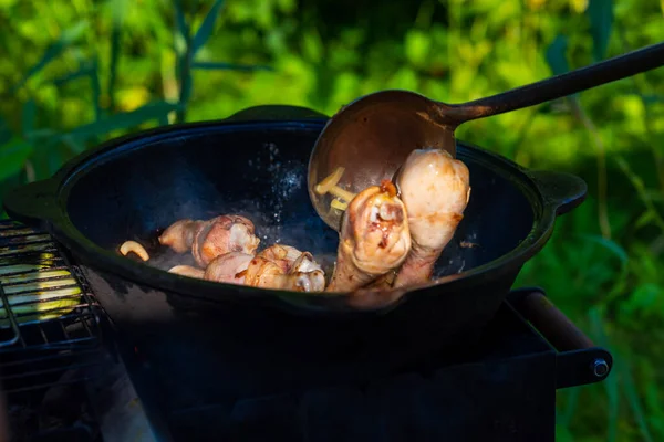 Fresh Juicy Chicken Legs Fried Onions Cast Iron Cauldron Vegetable — Stockfoto