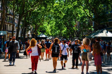 İspanya, Barselona - 26 Mayıs 2022: La Rambla yaya yolunda kalabalık.
