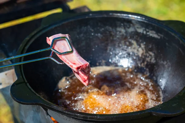 Close Black Cast Iron Cauldron Vegetable Oil Boils Fire Raw — Stockfoto