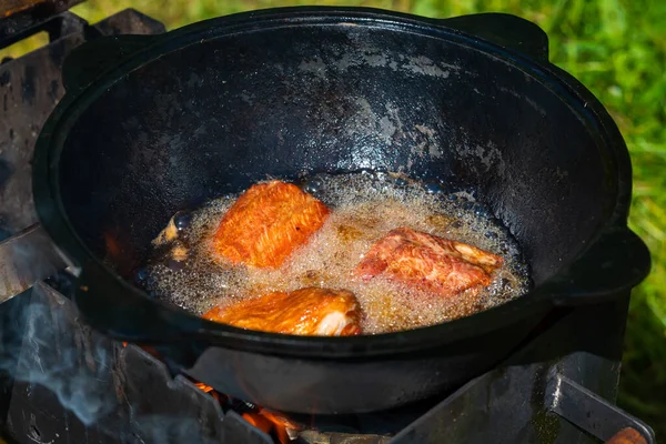Close Black Cast Iron Cauldron Fire Boils Vegetable Oil Tasty — Foto Stock