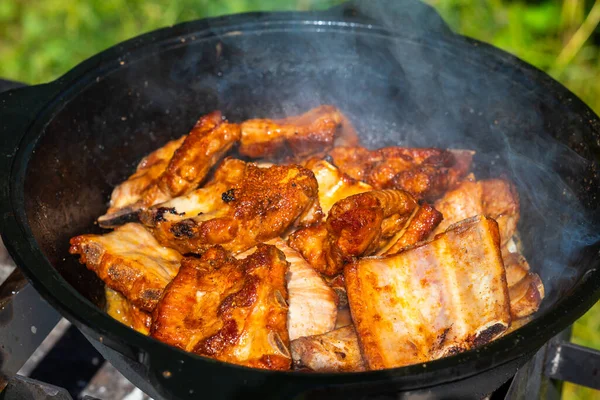 Close Fried Pieces Pork Ribs Black Cast Iron Cauldron Food — Foto Stock
