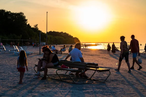 Jurmala Letland Juni 2022 Toeristen Rusten Voor Zonsondergang Het Strand — Stockfoto