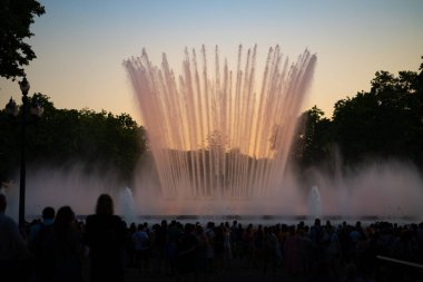 Barcelona, İspanya - 28 Mayıs 2022: Montjuic 'in Şarkı Söyleyen Sihirli Çeşmesinin Günbatımından Önceki Gün Fotoğrafı, İspanya, Katalonya. Kalabalık Performansı İzliyor.