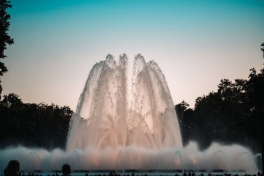Barcelona, İspanya - 28 Mayıs 2022: Montjuic 'in Şarkı Söyleyen Sihirli Çeşmesinin Günbatımından Önceki Gün Fotoğrafı, İspanya, Katalonya. Kalabalık Performansı İzliyor.