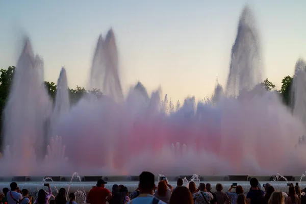 スペイン バルセロナ2022年5月28日 スペイン カタルーニャ州 バルセロナでのモンジュイックの歌の魔法の噴水のパフォーマンスの日没前の日の写真 大勢の人がパフォーマンスを見ています — ストック写真