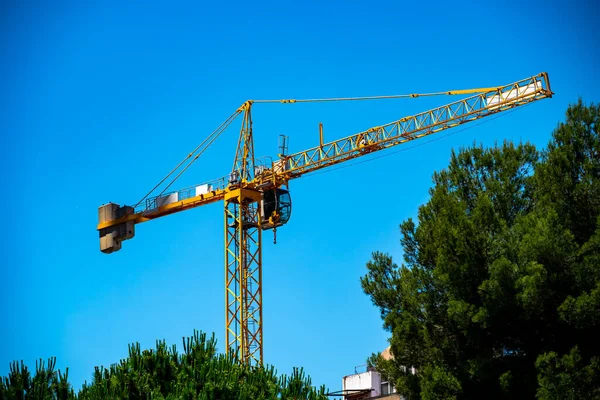 Barcelona Spain May 2022 Close Yellow Crane Blue Sky Seen — Stock Photo, Image