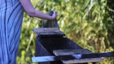 Izgarayı yakmak, ızgaraya salamura edilmiş patlıcan sermek ve kömürler yanarken biberleri şişler üzerine dizmek. Mangalda sebzeli piknik..