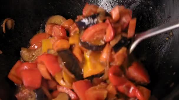 Plantaardige Stoofpot Van Tomaten Aubergine Paprika Wortelen Uien Wordt Gebakken — Stockvideo