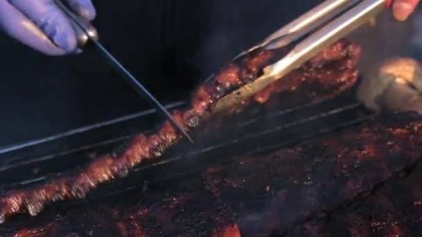 Inlagda Fläskrevben Grillgallret Tillagas Kolen Grillen Sommaren Vid Solnedgången Man — Stockvideo