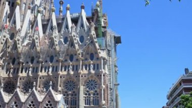 Barselona, İspanya - 28 Mayıs 2022: İnşaat sırasında ünlü Sagrada Familia Bazilikası 'nın çekimi. Parktan görüntüle.