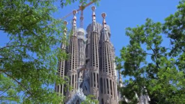 Barselona, İspanya - 28 Mayıs 2022: İnşaat sırasında ünlü Sagrada Familia Bazilikası 'nın çekimi. Parktan görüntüle.