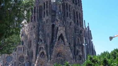 Barselona, İspanya - 28 Mayıs 2022: İnşaat sırasında ünlü Sagrada Familia Bazilikası 'nın çekimi. Parktan görüntüle.
