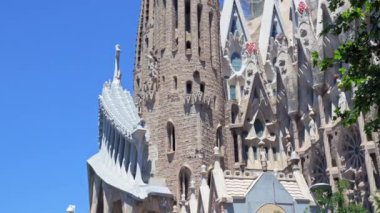 Barselona, İspanya - 28 Mayıs 2022: İnşaat sırasında ünlü Sagrada Familia Bazilikası 'nın çekimi. Parktan görüntüle.