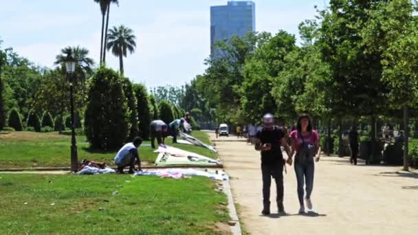 西班牙巴塞罗那 2022年5月30日 人们在公园里散步和休息 在Ciutadella公园 非洲裔美国人在绿色草坪上出售床罩 — 图库视频影像