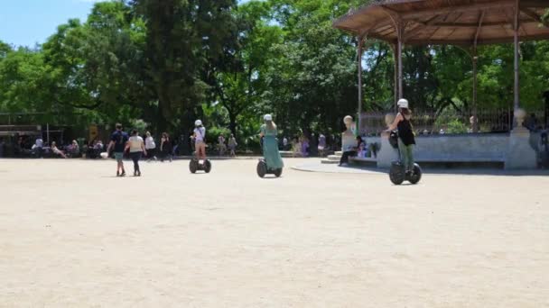 Barselona Spanya Mayıs 2022 Turistler Ciutadella Parkı Nda Segways Biniyorlar — Stok video