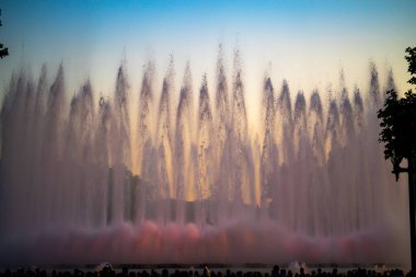 Barcelona, İspanya - 28 Mayıs 2022: Montjuic 'in Şarkı Söyleyen Sihirli Çeşmesinin Günbatımından Önceki Gün Fotoğrafı, İspanya, Katalonya. Kalabalık Performansı İzliyor.