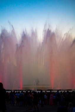 Barcelona, İspanya - 28 Mayıs 2022: Montjuic 'in Şarkı Söyleyen Sihirli Çeşmesinin Günbatımından Önceki Gün Fotoğrafı, İspanya, Katalonya. Kalabalık Performansı İzliyor.