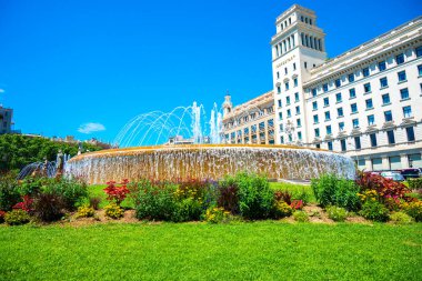 Barcelona, İspanya - 26 Mayıs 2022: Plaza Catalunya ve Hotel Iberostar, Barcelona 'da bir çeşmenin yakın çekimi. Yüksek kalite fotoğraf