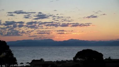 Yunanistan Balkan Yarımadası ile Korfu Adası Arasındaki Gündoğumu Boğazı 'nın Zaman Çizelgesi. Yüksek kalite 4k görüntü