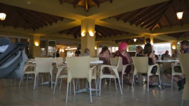 Moraitika, Yunanistan - 09: 22 2022: Timelapse People Dining at Restorant All Indistincve Hotel. Yüksek kalite 4k görüntü