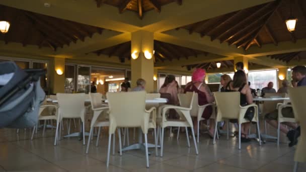 Moraitika Grecia 2022 Timelapse People Dining Restaurant All Inclusive Hotel — Vídeos de Stock