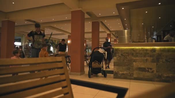 Морайтика Греция 2022 Timelapse People Pour Dragon Hotel Bar Высококачественные — стоковое видео