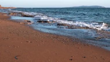 Kum Kumsalı ve İyon Denizi 'nin Deniz Dalgaları, Kounoula Sahili, Korfu, Yunanistan. Yüksek kalite 4k görüntü