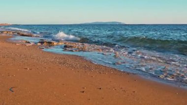 Kum Kumsalı ve İyon Denizi 'nin Deniz Dalgaları, Kounoula Sahili, Korfu, Yunanistan. Yüksek kalite 4k görüntü