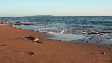 Kum Kumsalı ve İyon Denizi 'nin Deniz Dalgaları, Kounoula Sahili, Korfu, Yunanistan. Yüksek kalite 4k görüntü