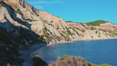 Arkoudilas 'tan Manzaralı Kumsal, Dağlar, İyon Deniz Korfu' su. Yüksek kalite 4k görüntü