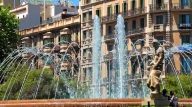 Barselona, İspanya - 26 Mayıs 2022: Plaza Catalunya Çeşmesi, Yürüyen Turistler. Yüksek kalite 4k görüntü